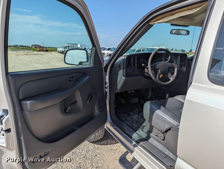 image for item LM9879 2006 Chevrolet Silverado 2500HD  Ext. Cab pickup truck