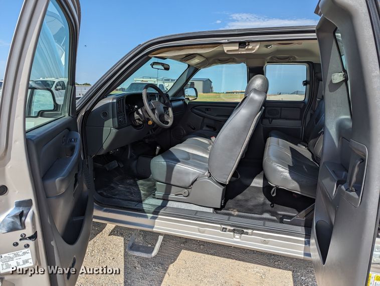 image for item LM9879 2006 Chevrolet Silverado 2500HD  Ext. Cab pickup truck