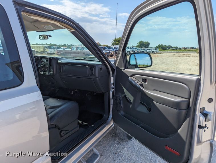 image for item LM9879 2006 Chevrolet Silverado 2500HD  Ext. Cab pickup truck