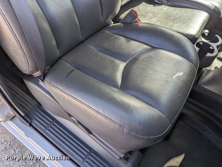 image for item LM9879 2006 Chevrolet Silverado 2500HD  Ext. Cab pickup truck