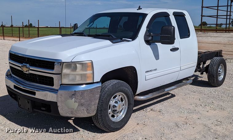 image for item LM9881 2010 Chevrolet Silverado 2500HD  Ext. Cab truck cab and chassis