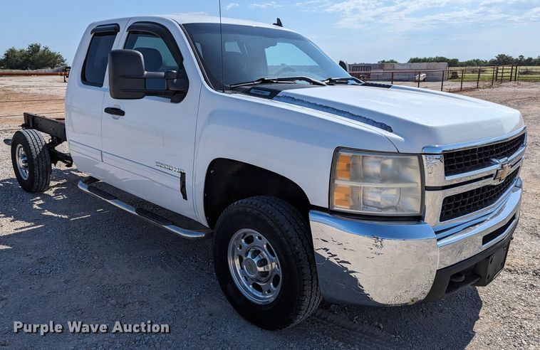 image for item LM9881 2010 Chevrolet Silverado 2500HD  Ext. Cab truck cab and chassis