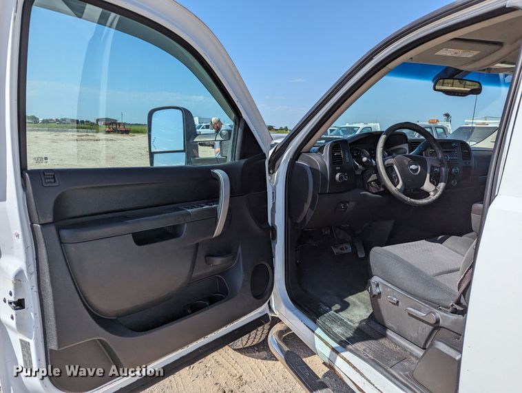 image for item LM9881 2010 Chevrolet Silverado 2500HD  Ext. Cab truck cab and chassis