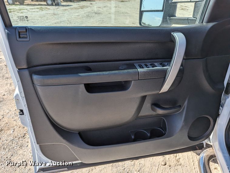 image for item LM9881 2010 Chevrolet Silverado 2500HD  Ext. Cab truck cab and chassis