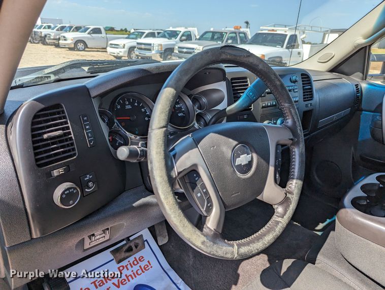 image for item LM9881 2010 Chevrolet Silverado 2500HD  Ext. Cab truck cab and chassis