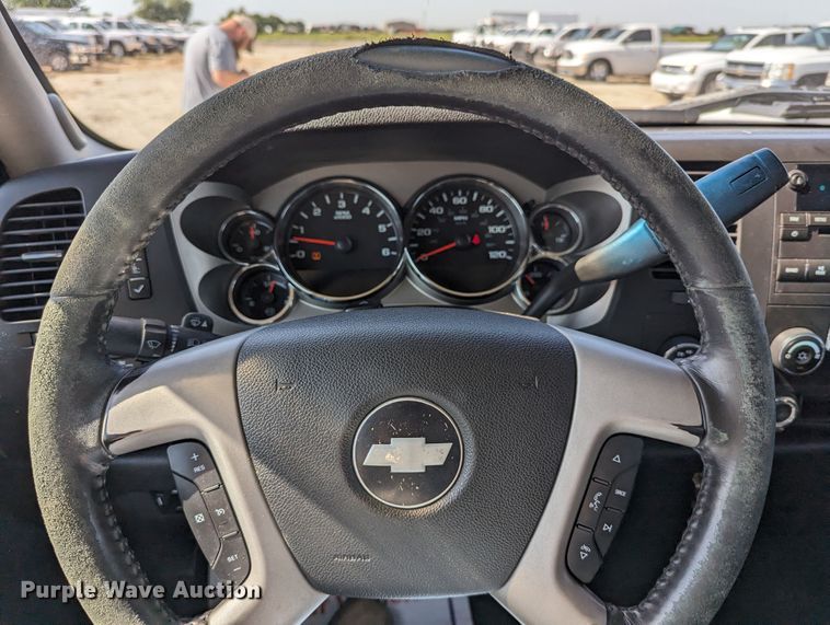 image for item LM9881 2010 Chevrolet Silverado 2500HD  Ext. Cab truck cab and chassis