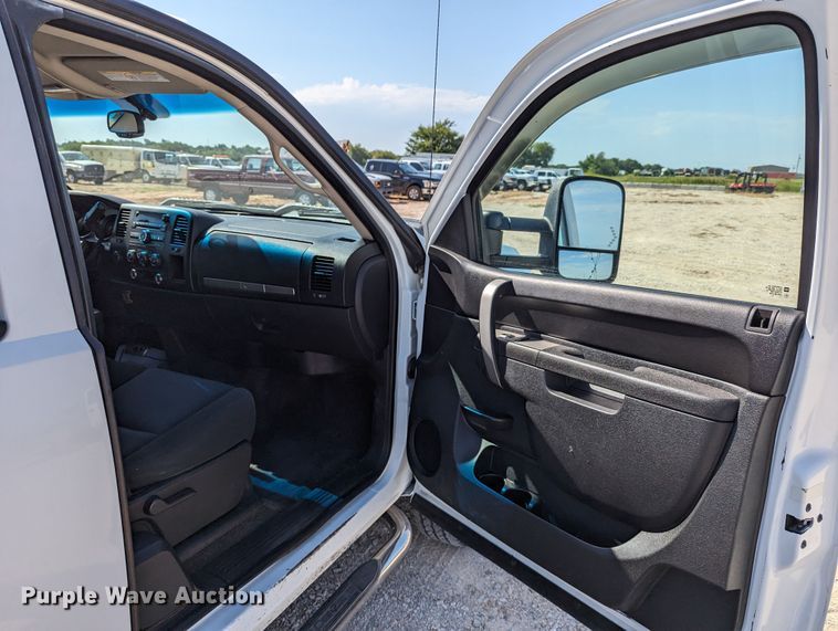 image for item LM9881 2010 Chevrolet Silverado 2500HD  Ext. Cab truck cab and chassis