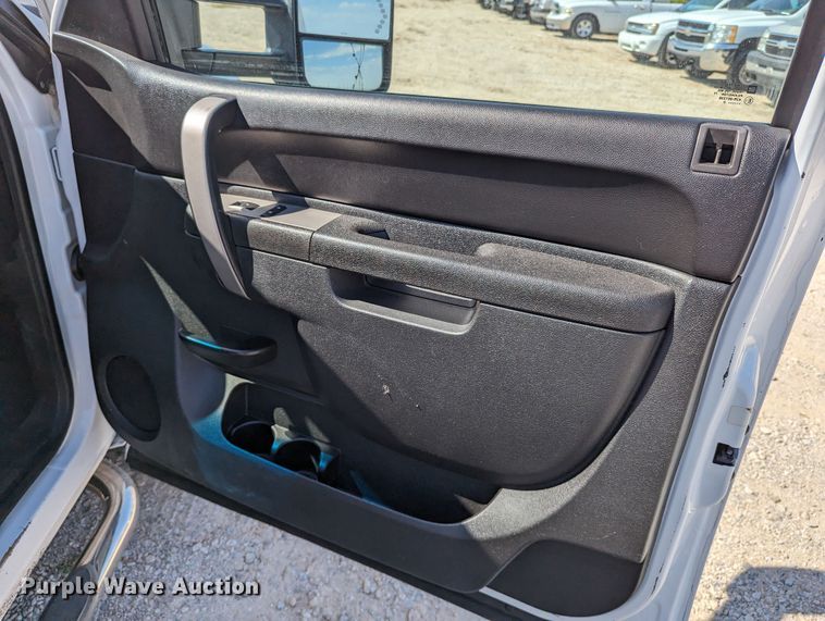 image for item LM9881 2010 Chevrolet Silverado 2500HD  Ext. Cab truck cab and chassis