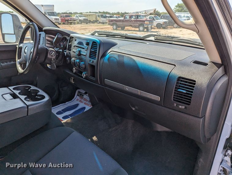 image for item LM9881 2010 Chevrolet Silverado 2500HD  Ext. Cab truck cab and chassis