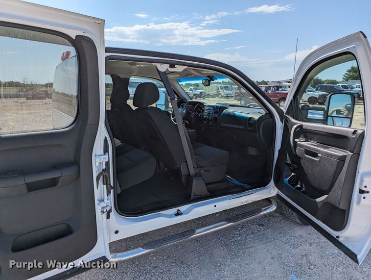 image for item LM9881 2010 Chevrolet Silverado 2500HD  Ext. Cab truck cab and chassis