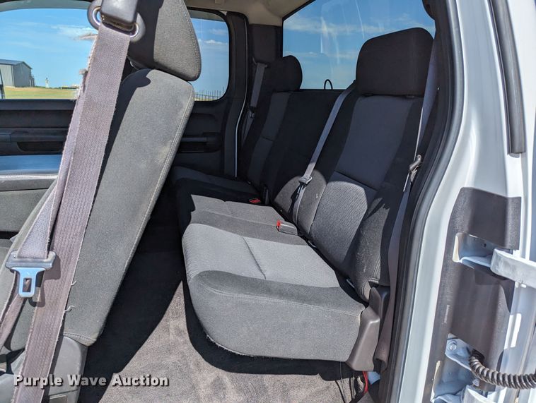 image for item LM9881 2010 Chevrolet Silverado 2500HD  Ext. Cab truck cab and chassis