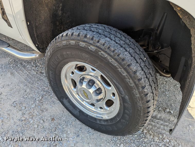 image for item LM9881 2010 Chevrolet Silverado 2500HD  Ext. Cab truck cab and chassis