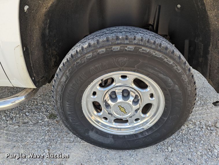 image for item LM9881 2010 Chevrolet Silverado 2500HD  Ext. Cab truck cab and chassis