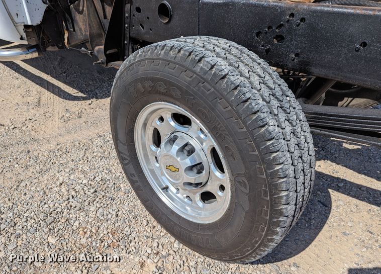 image for item LM9881 2010 Chevrolet Silverado 2500HD  Ext. Cab truck cab and chassis