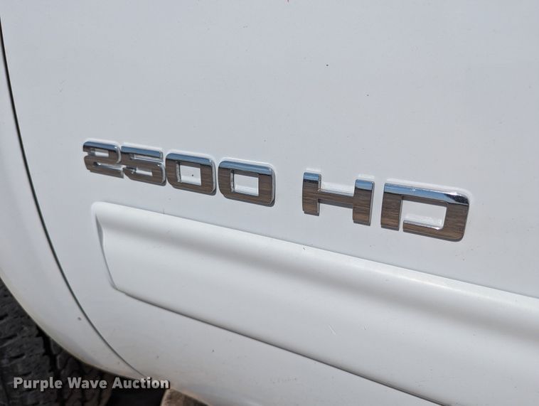 image for item LM9881 2010 Chevrolet Silverado 2500HD  Ext. Cab truck cab and chassis