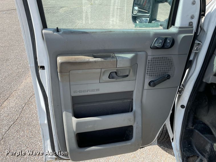 image for item LS9350 2010 Ford E350 Super Duty  utility van
