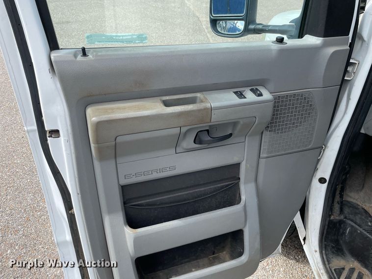 image for item LS9352 2010 Ford E350 Super Duty  utility van