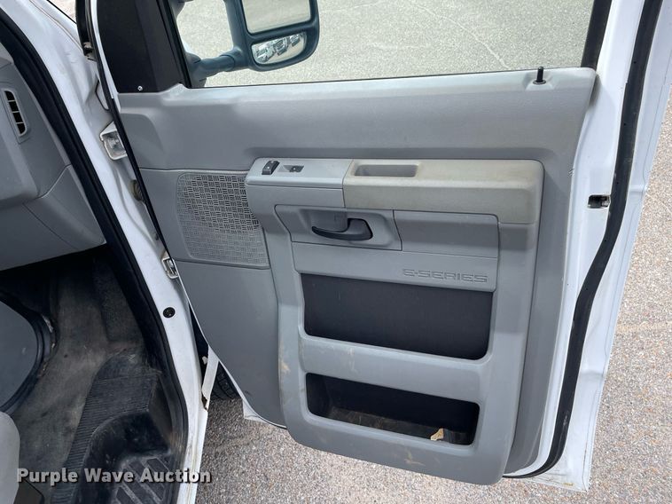 image for item LS9352 2010 Ford E350 Super Duty  utility van