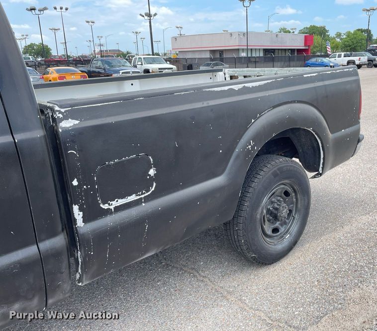 image for item LS9357 2004 Ford F250 Super Duty  SuperCab pickup truck