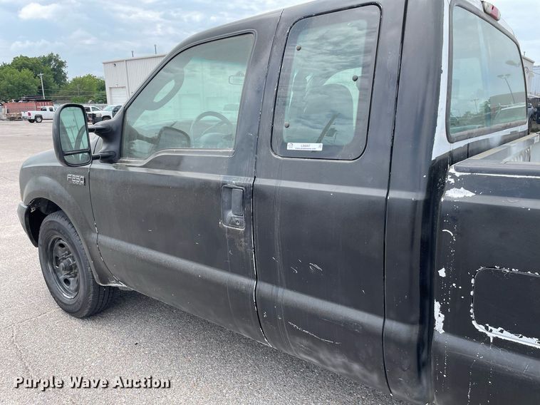 image for item LS9357 2004 Ford F250 Super Duty  SuperCab pickup truck