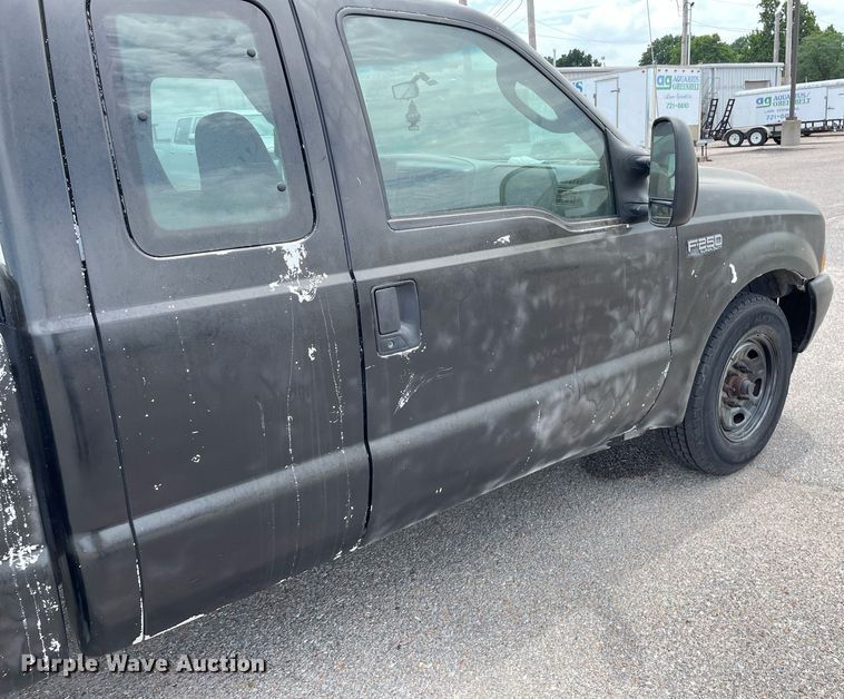 image for item LS9357 2004 Ford F250 Super Duty  SuperCab pickup truck