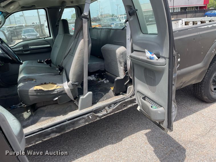 image for item LS9357 2004 Ford F250 Super Duty  SuperCab pickup truck