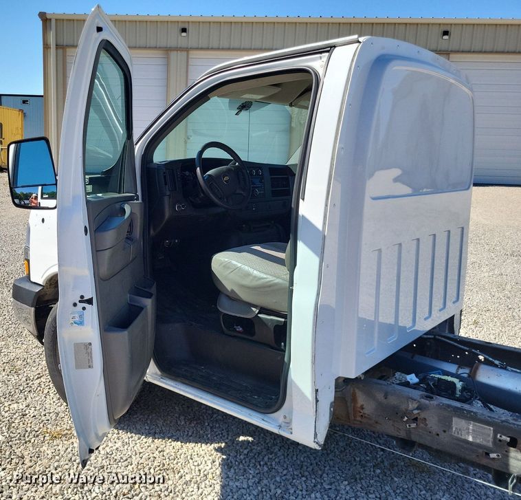 image for item LS9589 2014 Chevrolet Express G4500  van cab and chassis