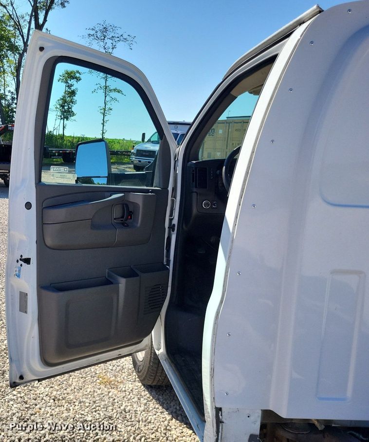 image for item LS9589 2014 Chevrolet Express G4500  van cab and chassis