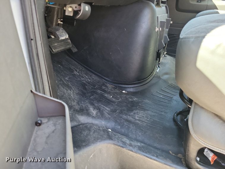 image for item LS9589 2014 Chevrolet Express G4500  van cab and chassis