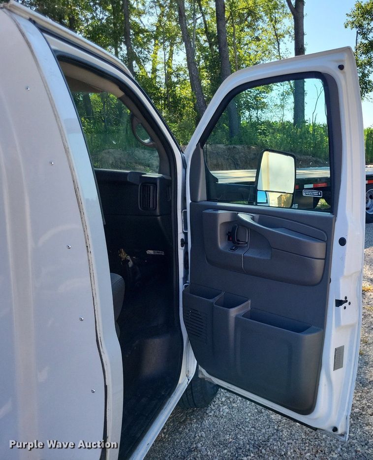 image for item LS9589 2014 Chevrolet Express G4500  van cab and chassis