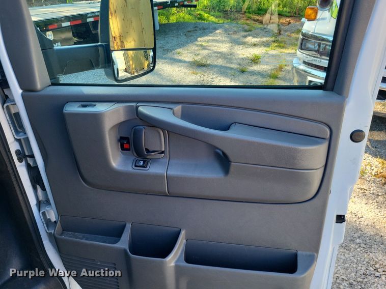 image for item LS9589 2014 Chevrolet Express G4500  van cab and chassis