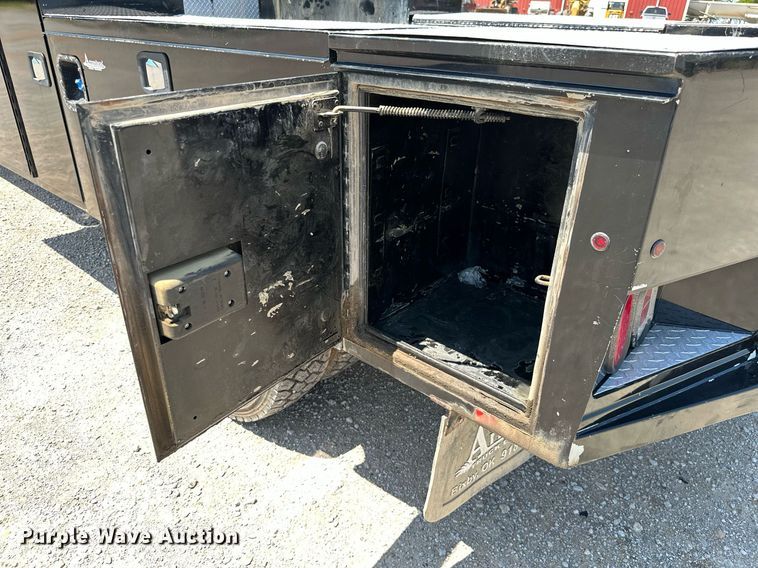 image for item MB9741 2016 Ford F450 Super Duty  Crew Cab flatbed truck