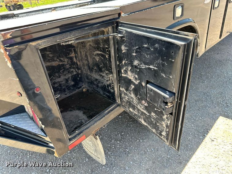 image for item MB9741 2016 Ford F450 Super Duty  Crew Cab flatbed truck