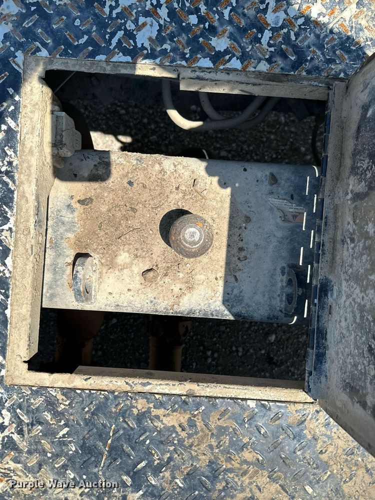 image for item MB9741 2016 Ford F450 Super Duty  Crew Cab flatbed truck