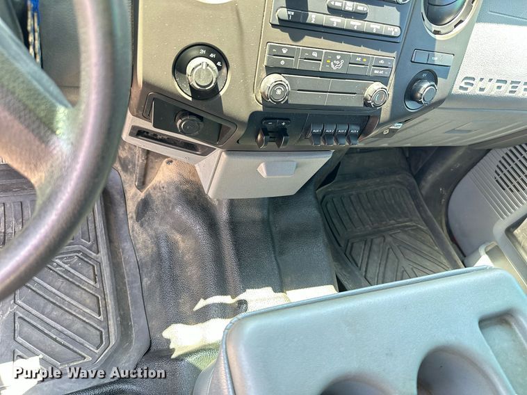 image for item MB9741 2016 Ford F450 Super Duty  Crew Cab flatbed truck