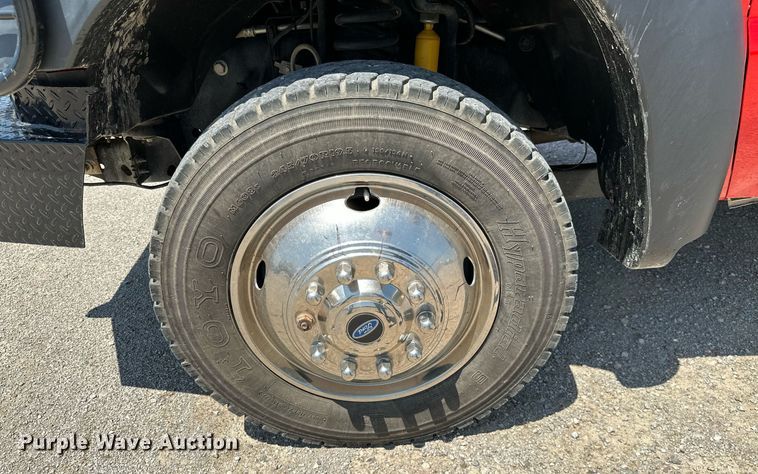 image for item MB9741 2016 Ford F450 Super Duty  Crew Cab flatbed truck