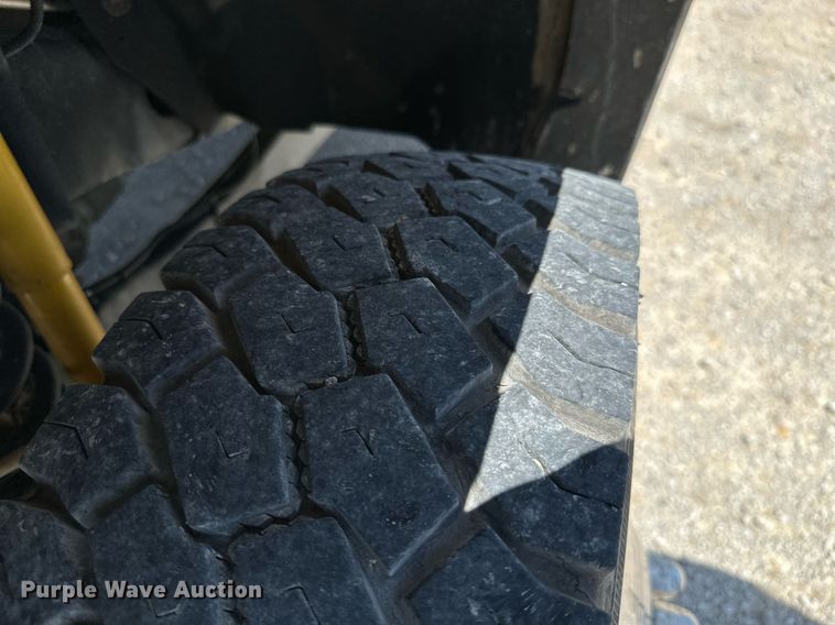 image for item MB9741 2016 Ford F450 Super Duty  Crew Cab flatbed truck