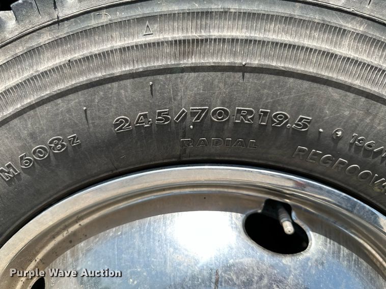 image for item MB9741 2016 Ford F450 Super Duty  Crew Cab flatbed truck