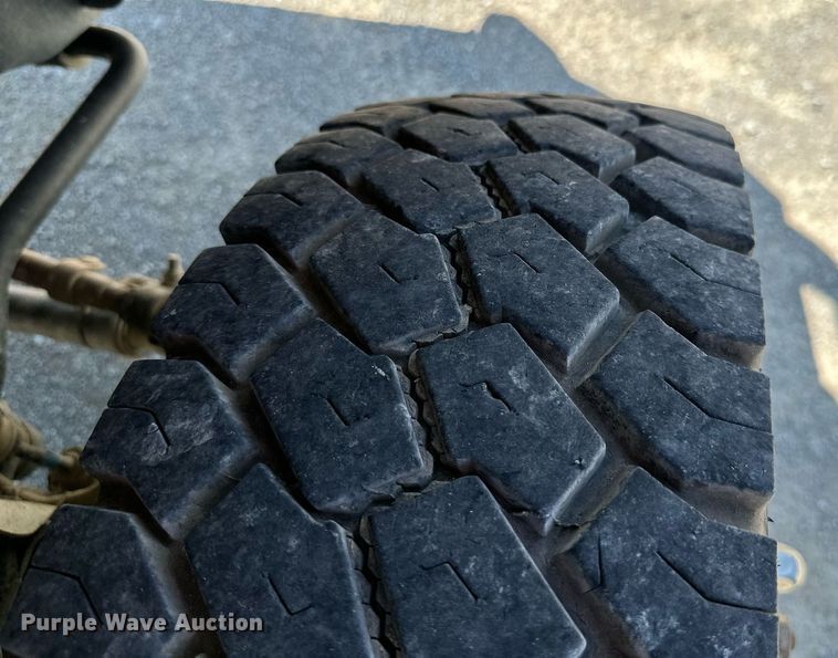 image for item MB9741 2016 Ford F450 Super Duty  Crew Cab flatbed truck