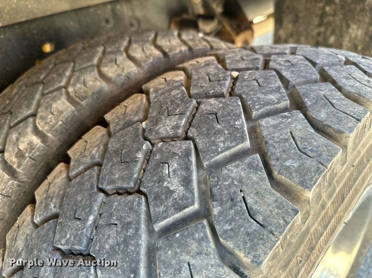 image for item MB9741 2016 Ford F450 Super Duty  Crew Cab flatbed truck