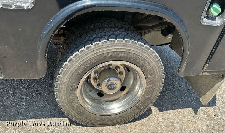 image for item MB9741 2016 Ford F450 Super Duty  Crew Cab flatbed truck