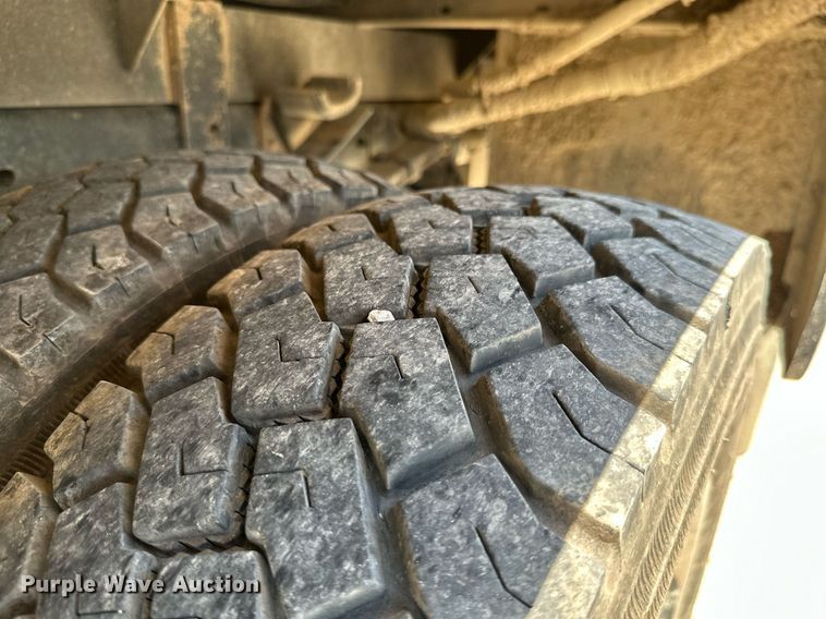 image for item MB9741 2016 Ford F450 Super Duty  Crew Cab flatbed truck