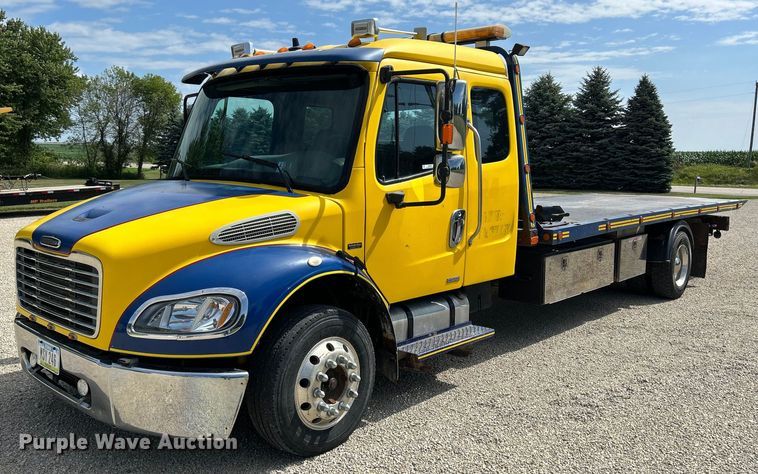 image for item MD9000 2006 Freightliner Business Class M2 106  rollback truck