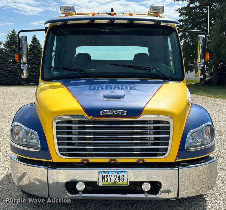 image for item MD9000 2006 Freightliner Business Class M2 106  rollback truck