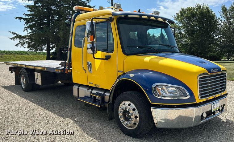 image for item MD9000 2006 Freightliner Business Class M2 106  rollback truck