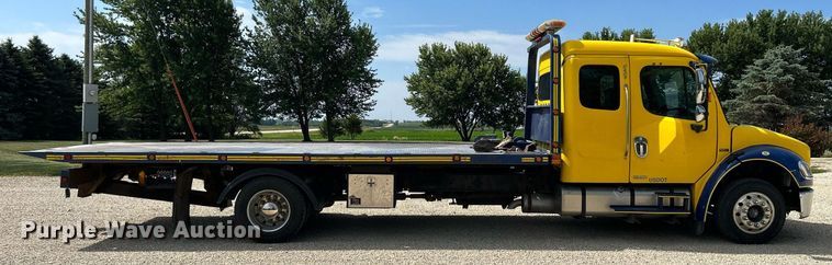 image for item MD9000 2006 Freightliner Business Class M2 106  rollback truck