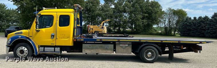 image for item MD9000 2006 Freightliner Business Class M2 106  rollback truck