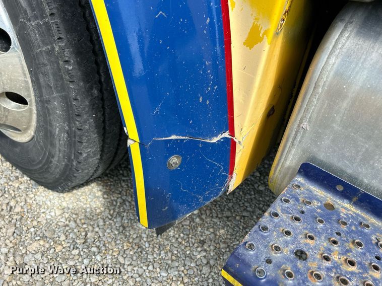 image for item MD9000 2006 Freightliner Business Class M2 106  rollback truck