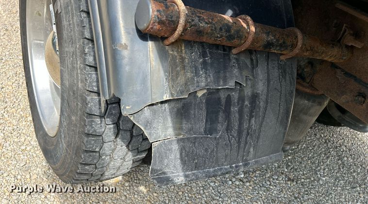 image for item MD9000 2006 Freightliner Business Class M2 106  rollback truck