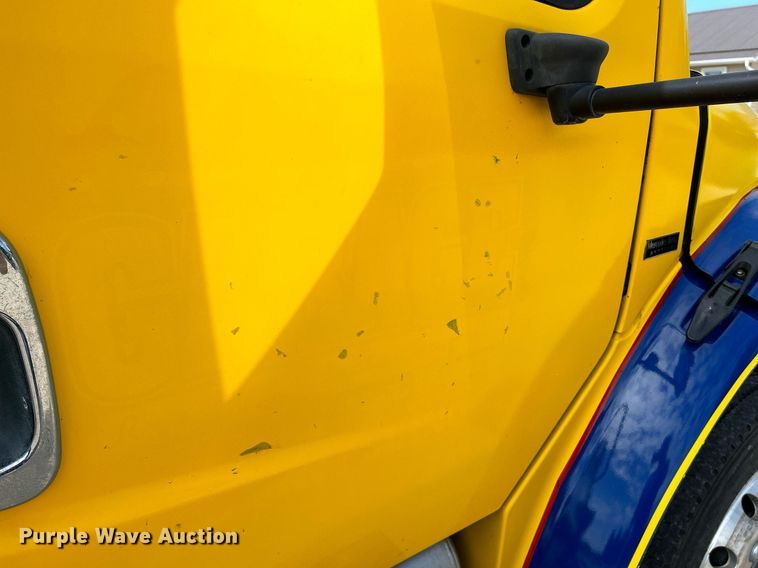 image for item MD9000 2006 Freightliner Business Class M2 106  rollback truck